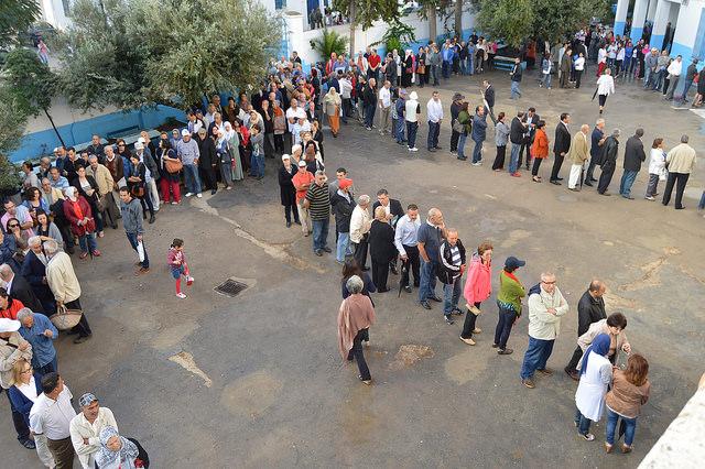 Kiezers staan in de rij bij een stembureau in Tunis om hun stem te kunnen uitbrengen. Foto van Tunisia Live gedeeld op Twitter 