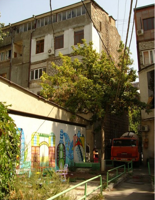 During the past twenty years, lack of public management has in many cases left communal spaces to their own fate. In some places individuals or groups of residents have taken on the responsibility of improving their conditions. In this case a new playground has been added to the communal courtyard.