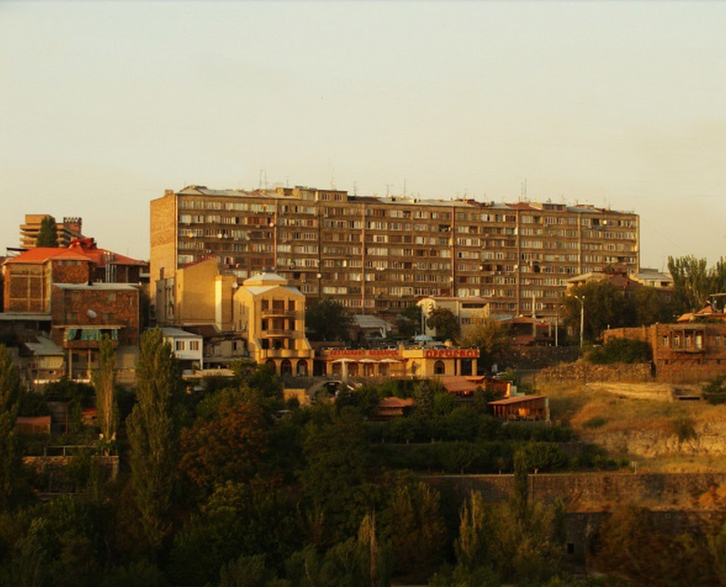 Soviet housing along Hrazdan River. Photo by Sina Zekavat.