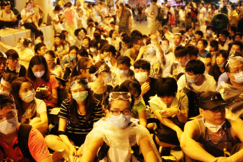 27. září zahájili protestující blokádu před sídlem vlády ve čtvrti Admiralty a požadovali, aby se Leung Čchun-jing, předseda výkonné rady Hongkongu, s nimi setkal k jednání. Autor fotografie P. H. Yang. Copyright Demotix.