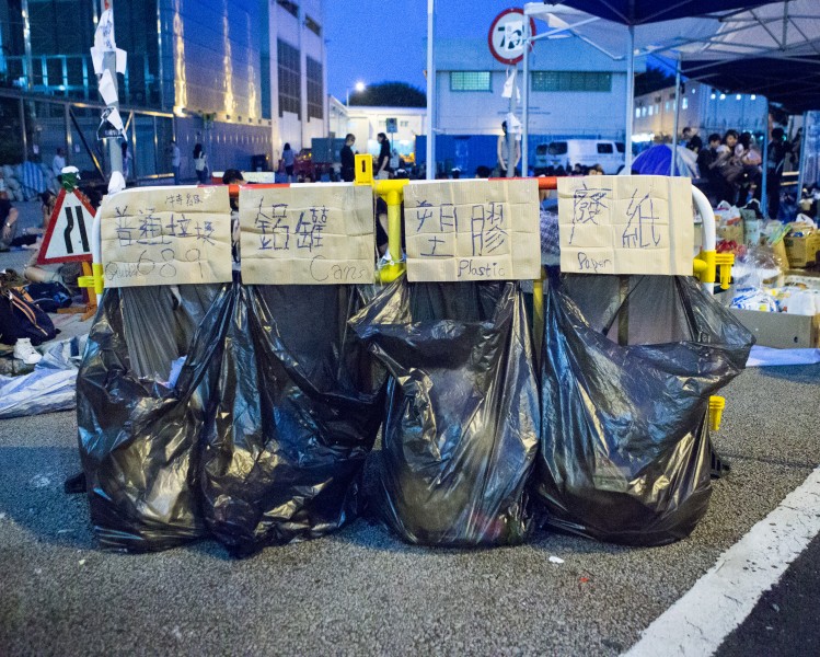 Občané Hongkongu, přezdívaní jako ti nejslušnější protestující, zřídili recyklační stanici, aby udržovali místa protestů čistá. Autor fotografie Pete Walker. Copyright Demotix.