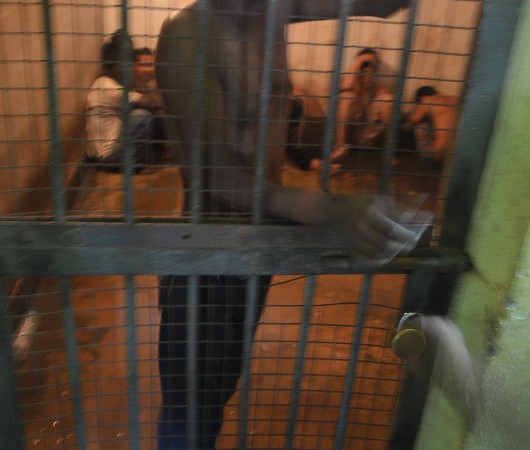 Přetékající voda ze septiku se vylila do cely železniční policie ve stanici Burdwan. Lidé zavření v cele uvádějí, že je velmi obtížné v ní přebývat. Autor fotografie Sanjoy Carmaker, copyright Demotix (18/10/2013).