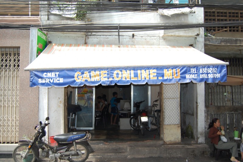 An Internet cafe in Vietnam. Flickr photo by Kent Goldman (CC License)