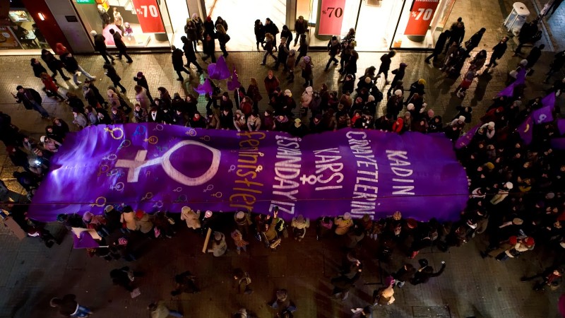 Istanbulský noční pochod na Mezinárodní den žen 8. března. Převzato ze serveru 3.bp.blogspot.com.