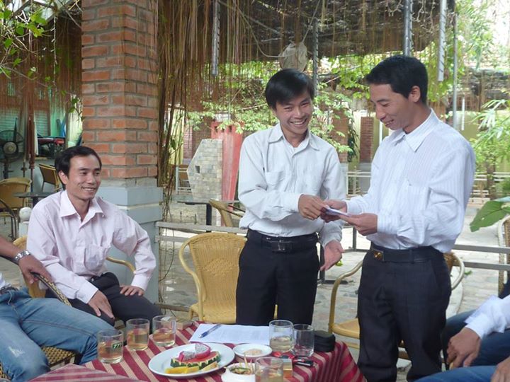Dang Xuan Dieu (napravo) a další aktivisté před zatčením v roce 2011. Fotografie ze stránky přívrženců na Facebooku.