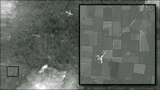 De foto die volgens de Russische staatstelevisie bewijst dat vlucht MH17 uit de lucht is geschoten door een Oekraïens jachtvliegtuig. Screenshot van 1tv.ru.