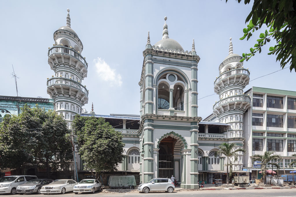 Surti Sunni Jamah Mosque on Shwebontha Street. Photo by Manuel Oka for Yangon Architectural Guide (DOM Publishers, 2015)