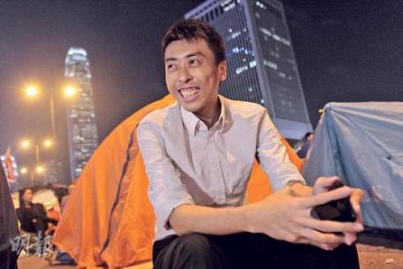 Chan  Chak To sets up his camp in Admiralty, a major sit-in site of the Occupy Central movement and continues to record what he has witnessed online. Photo from inmediahk.net.