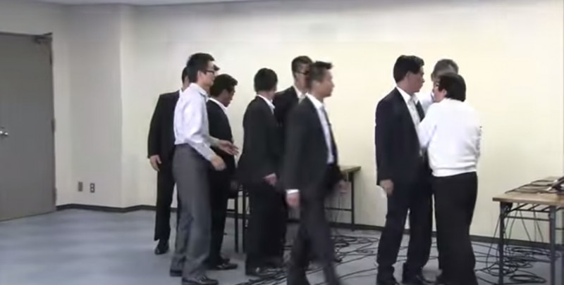 Screenshot of confrontation between Osaka Mayor Toru Hashimoto and  Zaitokukai leader Makoto Sakurai, via YouTube user 2020 Tokyo.