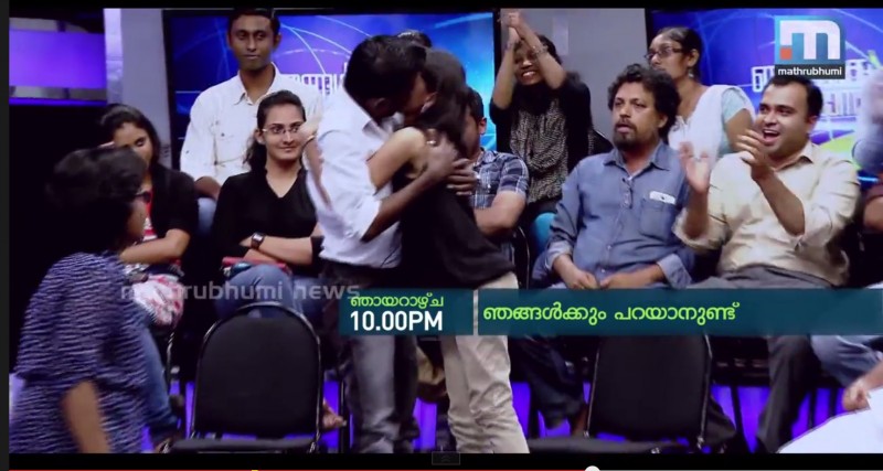 Des militants s'embrassent devant la caméra lors d'un talk-show en langue malayalam de la chaîne Mathrubhumi. S'ensuit alors une altercation avec des participants conservateurs (cliquez pour regarder la vidéo)