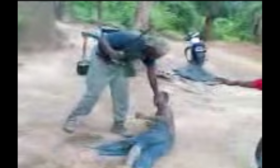 Fotografie z videa na YouTube údajně zachycujícího, jak ochranka týrá dva kopáče diamantů.