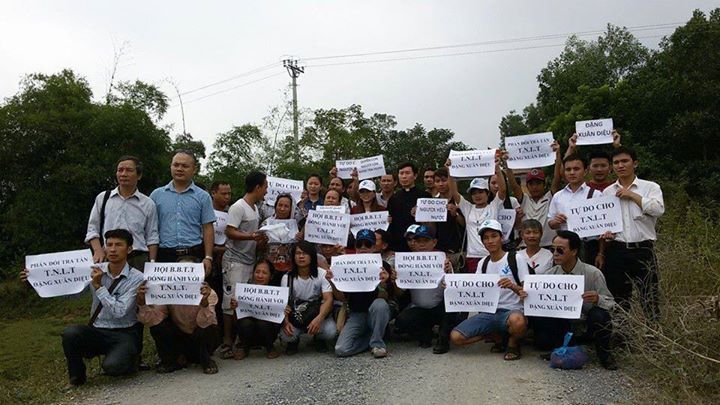 “Free prisoner of conscience Dang Xuan Dieu” (Thanh Hoa prison camp). Photo from Viet Tan