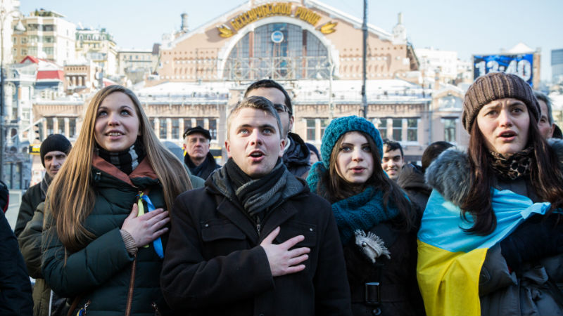 Euromaidan protesters sing the Ukrainian anthem in central Kyiv. Photo from Demotix.