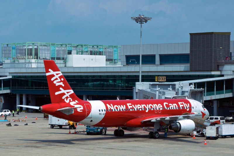 An Air Asia Airbus A320-200 (PK-AZI) at Singapore Changi International airport on February 9, 2014. Photo by Flickr user Uwe Schwarzbach. CC BY-NC-SA 2.0