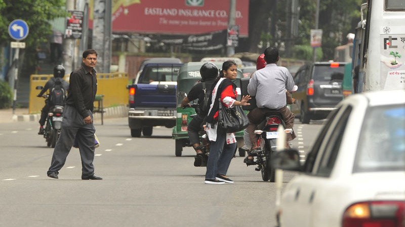 Citizens risk their lives in the traffic to cross the road at Kazi Nazrul Islam Avenue in the capital Dhaka. Image by Firoz Ahmed. Copyright Demotix (30/8/2012)