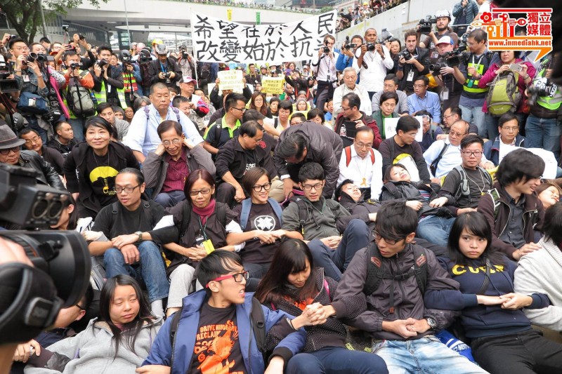 Více než 200 prodemokratických demonstrantů bylo 11. prosince zatčeno během policejního vyklizení čtvrti Admiralty. Fotografie ze serveru inmediahk.net.