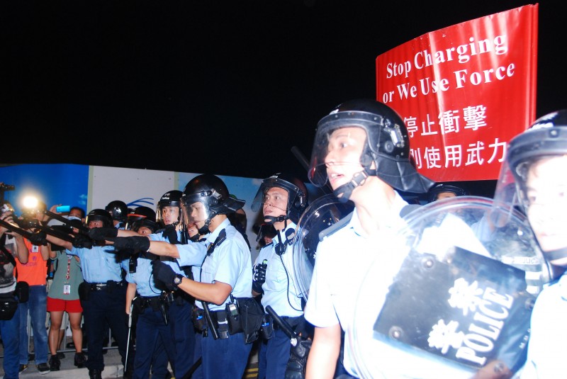 Violent clashes between police and protesters who attempted to occupy Lung Wo Road on November 30 and December 1. Photo from inmediahk.net