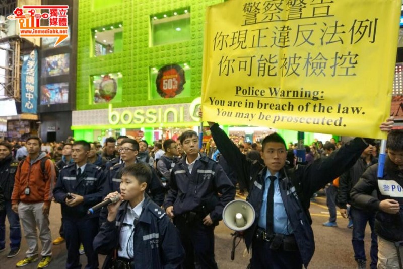Police officers raised a yellow flag in Mong Kok shopping district before they took arrest action. 