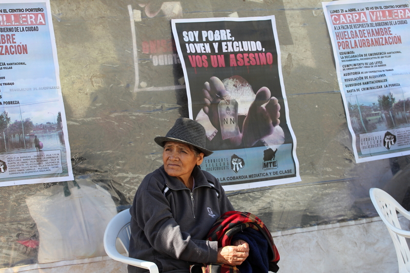 Obyvatelé slumů postavili protestní stan poblíž Obelisku. 22. dubna 2014, autor fotografie Claudio Santisteban, ze serveru Demotix.