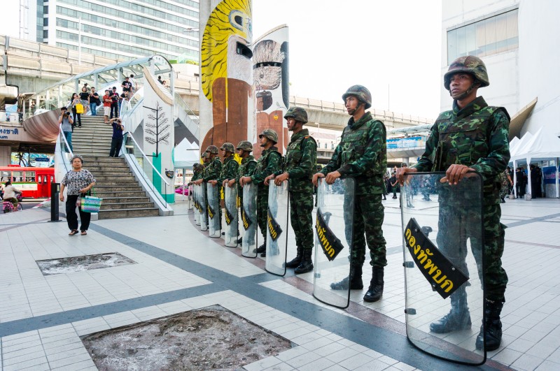 Vojáci hlídkují před centrem umění a kultury v Bangkoku po vojenském převratu v květnu 2014. Autorem fotografie je Hon Keong Soo, copyright @Demotix (5/24/2014).