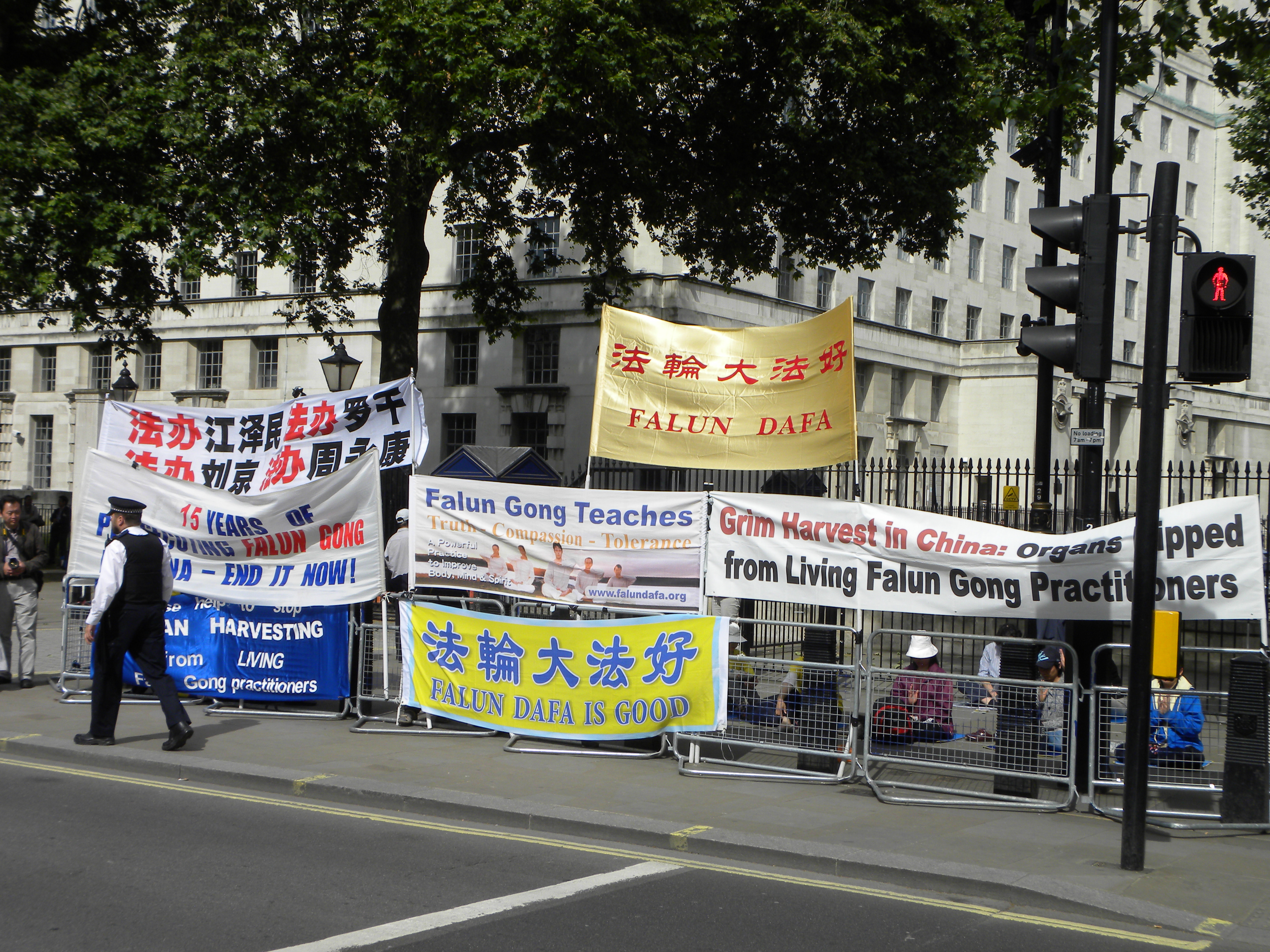 Podobná skupina aktivistů a její protest 17. června 2014 poblíž Downing Street v Londýně odsuzující perzekuci příznivců hnutí Fa-lun-kung v Číně. Fotografie z účtu Reporter#19616, copyright Demotix.