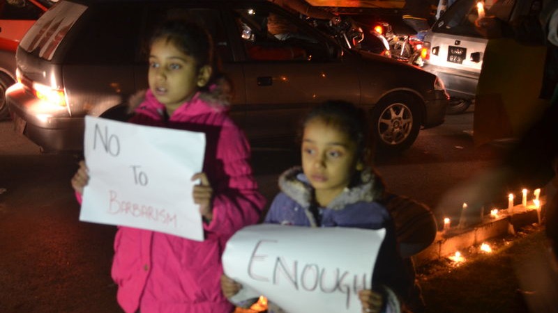 Children holding solidarity messages at the candle light vigil in Lahore, Pakistan. Image by Fatima Arif. Copyright Demotix  (18/12/2014) 