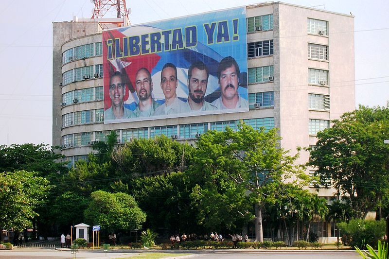 A Havana billboard depicting the faces of the five jailed Cubans reads, "Freedom Now!" Photo by Giorgiopilato via Wikimedia Commons. Released to public domain. 