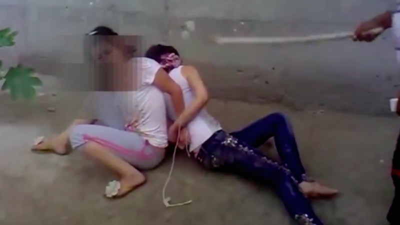 Mujeres uzbekas escarnecidas por un hombre con un palo en un vídeo subido al canal tayiko RFER/L