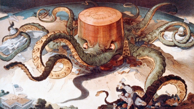 Kritičari strahuju da su dva transatlantska trgovinska sporazuma napravljena da se pomogne velikim poslovima da zaobidu važne propise. Politička karikatura koja prikazuje cisternu za naftu Standard Oil-a kao hobotnicu čiji se krakovi nalaze oko industrija čelika, bakra i mornarice, kao i oko državnog doma, oko SAD Kongresa, a jedan krak doseže i do Bele Kuće. Izdanje: Ottmann Lith, Co., 7 sept 1904. Sada Creative Commons.