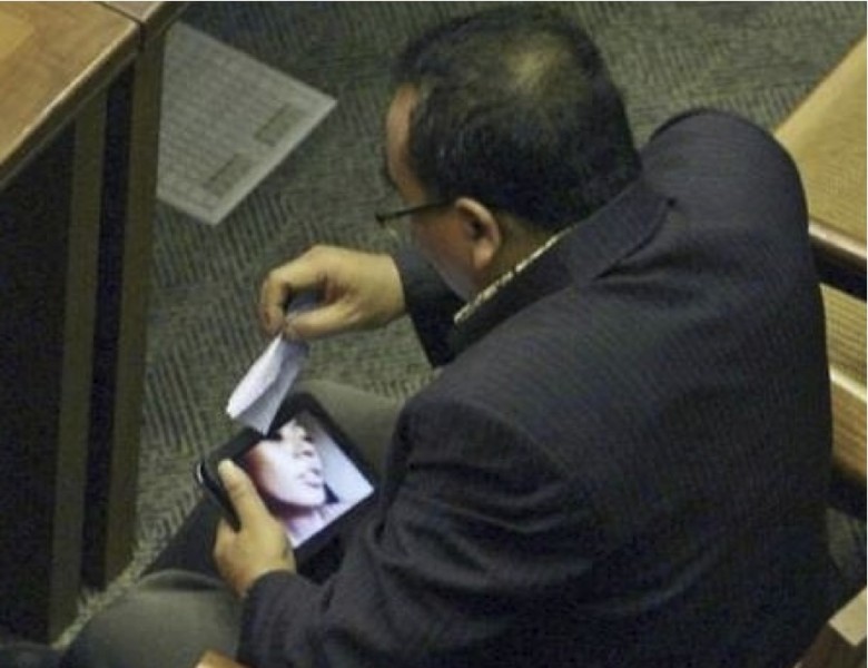 Un législateur indonésien surpris à regarder du porno au Congrès. Photo largement partagée sur les médias sociaux.