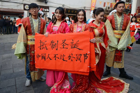 College students in Hunan province held anti-Christmas pageant. Image from Sina Weibo.