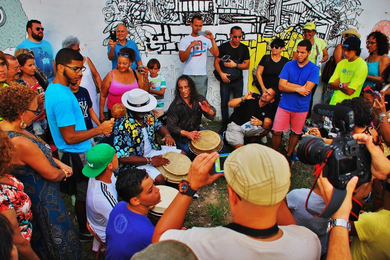 Drum workshop on Calle Loiza, Santurce, Puerto Rico. Photo by Flickr user Angel Xavier Viera-Vargas. CC BY-ND 2.0