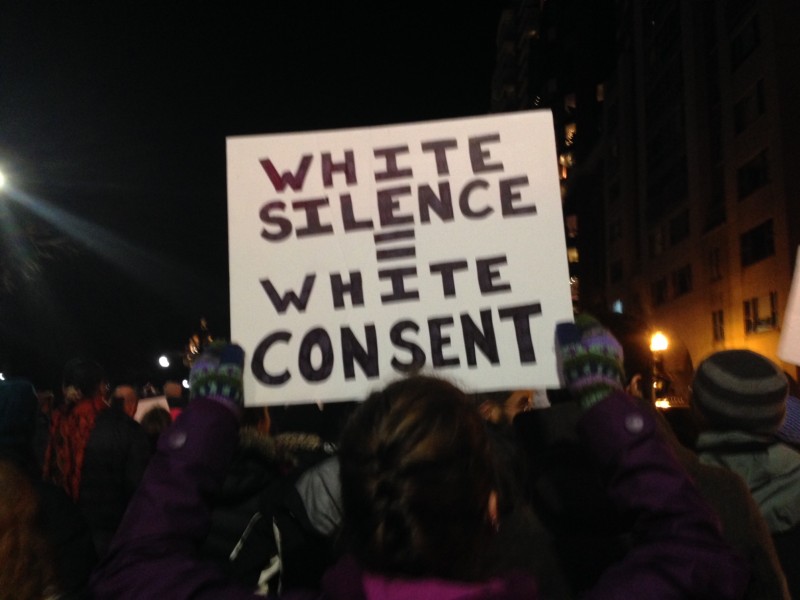 Les manifestants à Boston. Sur la pancarte on peut lire «silence blanc = consentement blanc." Photo par Ellery Roberts Biddle.