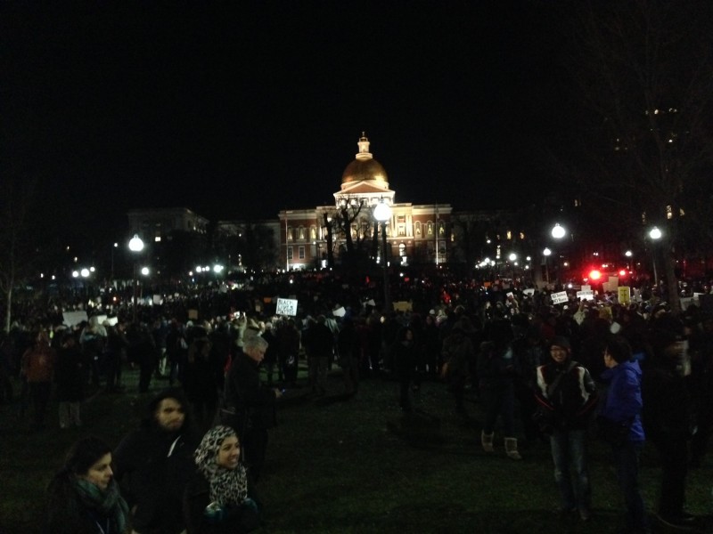 Les manifestants se rassemblent à State House à Boston Common. Photo par Ellery Roberts Biddle.