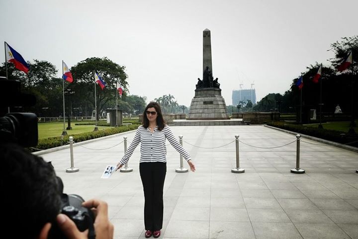 Senator Pia Cayetano poses in front of the Rizal monument to show how the residential tower is ruining the view of the heritage site. Photo from Facebook page of Senator Pia