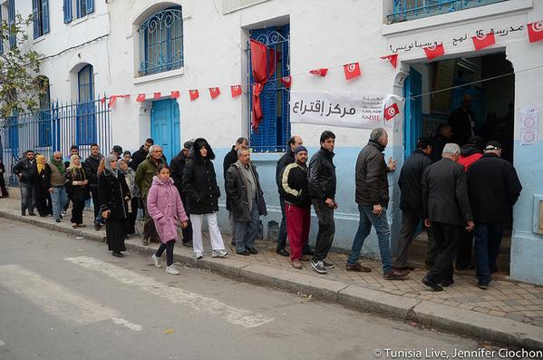Kiezers staan in de rij om te stemmen. Foto door Tunisia Live gedeeld op Twitter