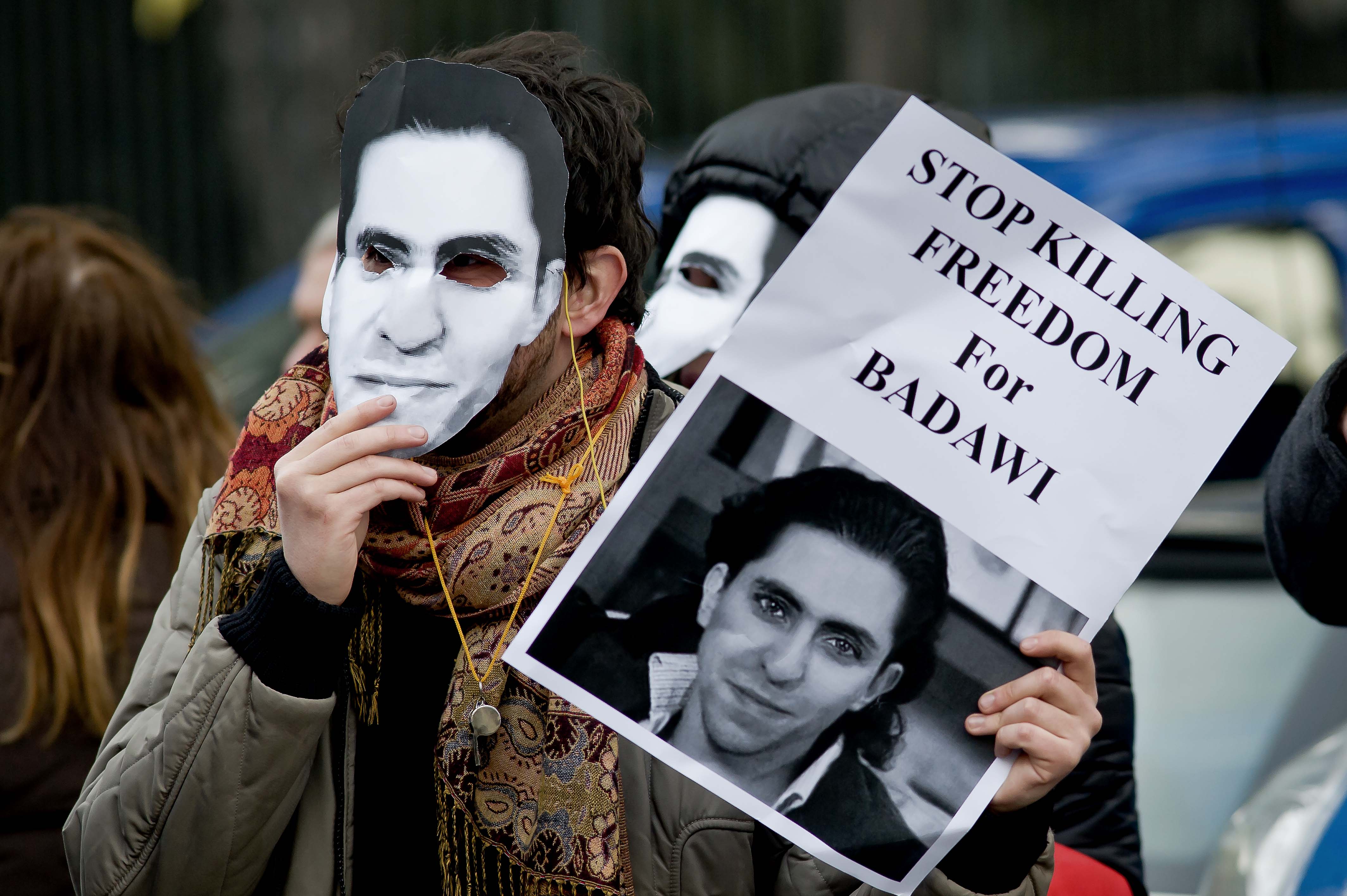 Řím, 9. ledna 2015. Demonstranti s maskami Raifa Badawího protestují proti žádostem o trest smrti. Blokáda před saudskoarabským velvyslanectvím protestuje proti bičování a žádá okamžité propuštění tohoto novináře, který byl uvězněn pro obvinění z odpadlictví od víry. Autor fotografie Stefano Montesi, copyright Demotix.