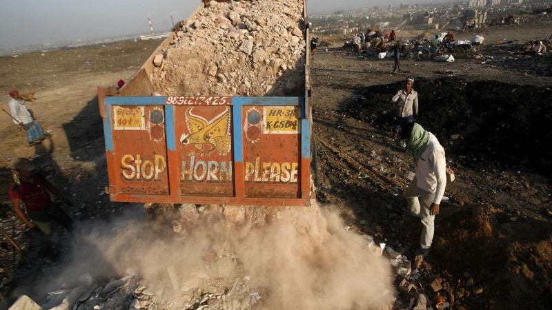 Nákladní auto ukládá pevný odpad na skládku Okhla v Novém Dillí v Indii. Autorem fotografie je Anil Kumar Shakya, copyright Demotix (5/6/2014).