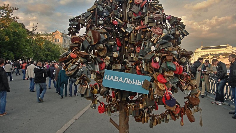 "Wedding locks and Navalny," Moscow, September 10, 2014, photo by Vladimir Varfolomeev, CC 2.0.