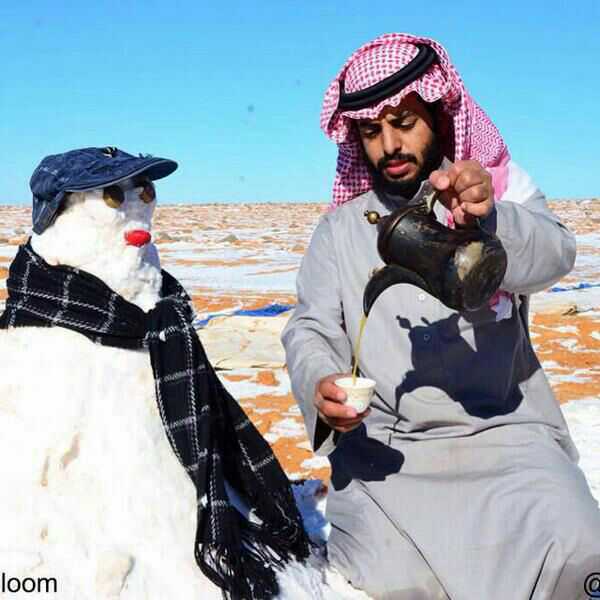 雪だるまとお茶（アラビアコーヒー）を飲むサウジ人。@Aalthekairによるツイッター上の写真。