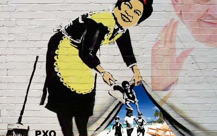 Илюстрация на анонимния арт колектив Pixel Offensive показва секретаря на социалното осигуряване и развитие, Динки Солиман, облечена в жълтия цвят на управляващата либерална партия, как варосва стените, за да скрие бездомните деца от папата.