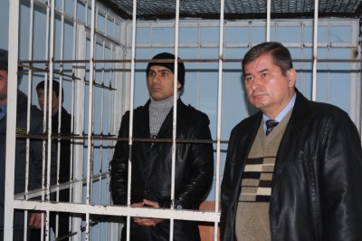 Šuchrat Kudratov za mřížemi a jeho právník Rachmatillo Zojirov během vyhlášení rozsudku, 13. ledna 2015. Ze serveru Asia Plus, použito se svolením.