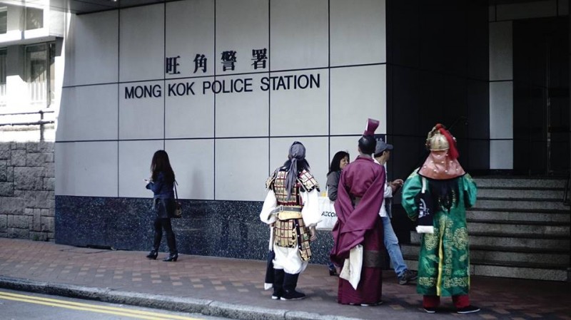 Tři starobylí čínští hrdinové stojí před policejní stanicí v Mong Koku. Fotografie z facebookové stránky uživatele „Mocking Jer“.