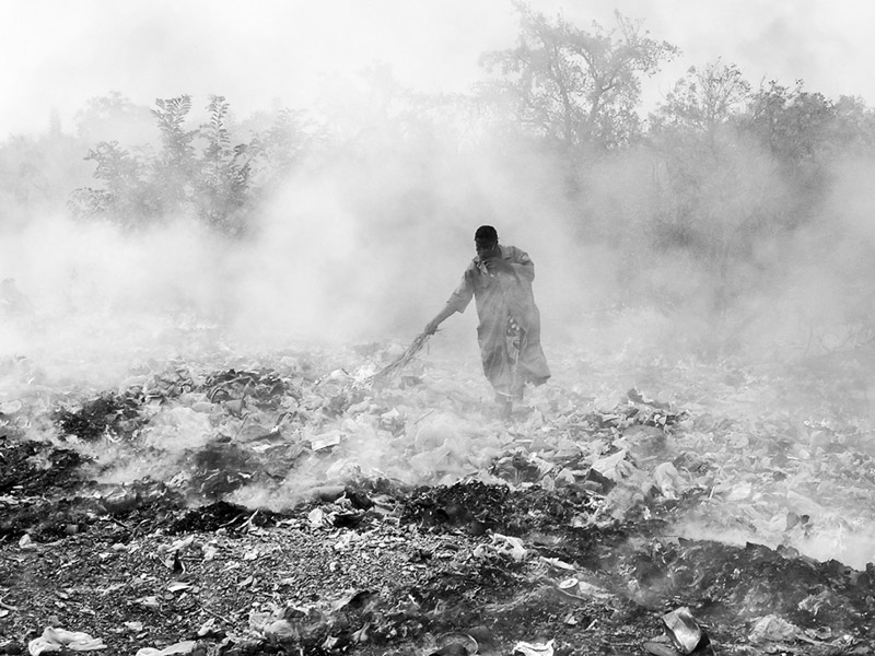 حريق في موقع لدفن النفايات بفادا-نغورما، إقليم قورما، بوركينا فاسو. الصورة: من موقع فليكر للمستخدم lepetitNicolas استخدمت تحت رخصة المشاع الإبداعي النسبة 2