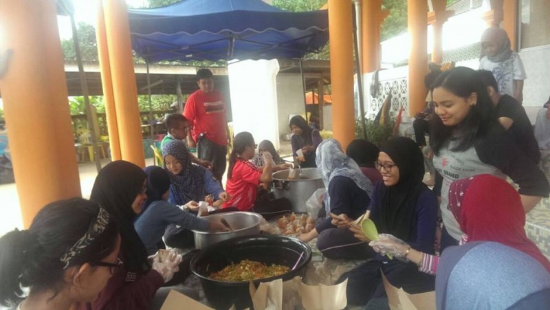 Young Malaysians helping in the relief effort. Photo from Facebook page of Dapur Jalanan Kuala Lumpur