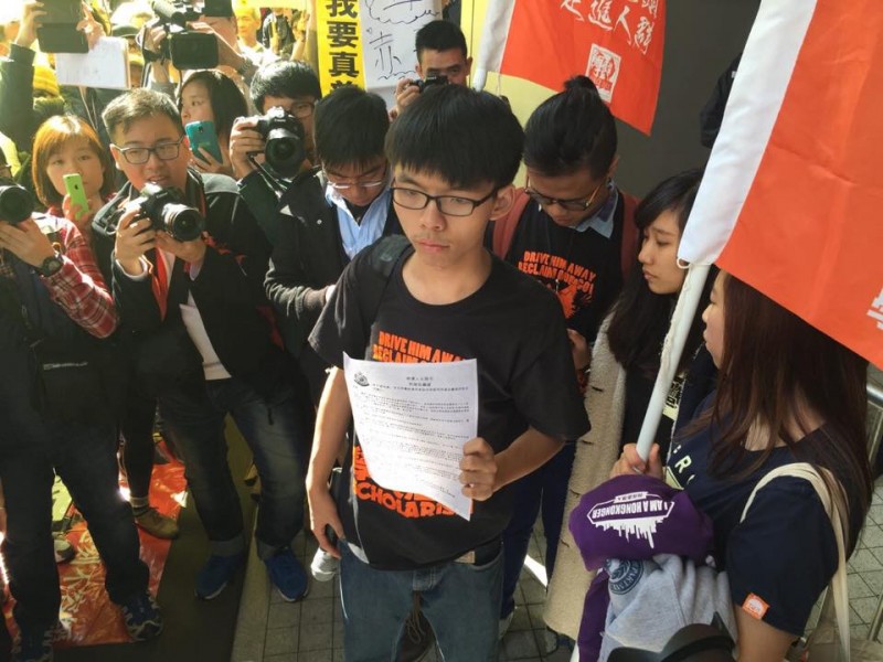 Hongkongská policie si na 16. ledna 2015 domluvila schůzku se čtyřmi členy studentské aktivistické skupiny „Scholarism“, aby je zatkla. Fotografie z facebookové stránky serveru inmediahk.net.