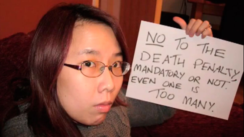 Záběr z videa komunity The Online Citizen. Text transparentu: Ne rozsudkům smrti, ať už povinně ukládaným nebo ne. I jeden je příliš.