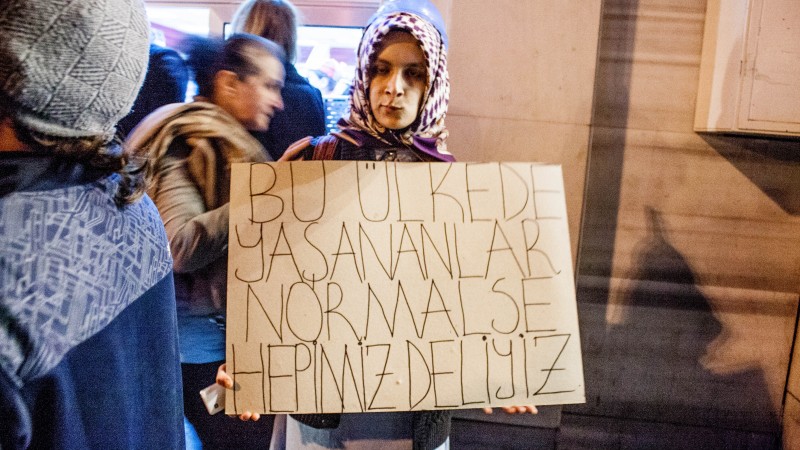  Fotografie ze serveru Demotix č. 3883719. Protest proti cenzuře internetu. Vyfotografoval 8. února 2014 Görkem Keser v Istanbulu.