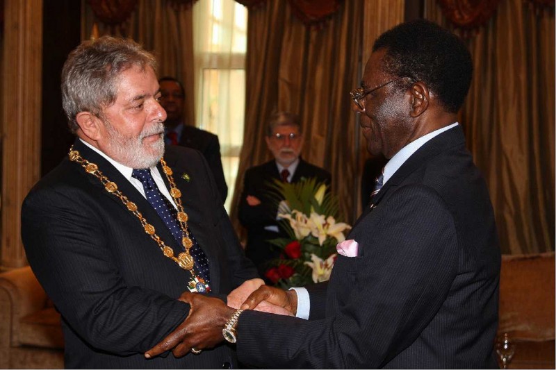 Obiang receives Brazil's former president Lula in an official visit to Malabo in 2010. Image by Blog do Planalto/Flickr. CC BY-NC