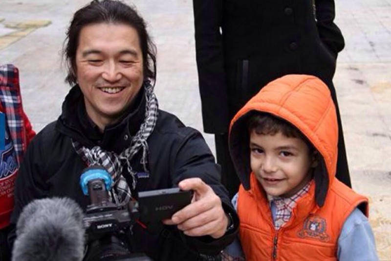 The world remembers Kenji Goto, the Japanese journalist beheaded by the ISIS. Photograph shared on Twitter by @halona